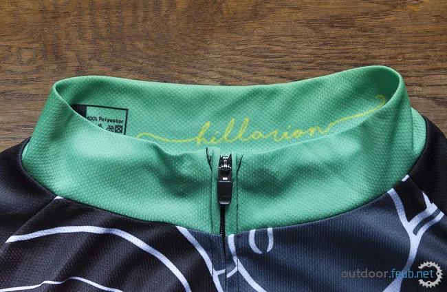Détail du logo sur le tour de cou